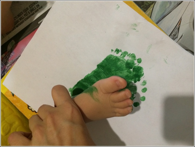 Footprint Christmas Tree art for kids3